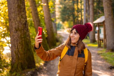 Irati ormanı ya da sonbaharda, yaşam tarzı, ormanda fotoğraf çeken genç bir yürüyüşçü. Ochagavia, İspanya 'nın kuzeyi Navarra, Selva de Irati