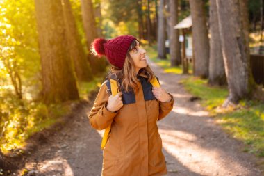 Sonbaharda Irati ormanı, yaşam tarzı, Ochagavia orman yolunda sarı ceketli ve yün şapkalı genç bir kadın, İspanya 'nın kuzeyinde Navarra, Selva de Irati