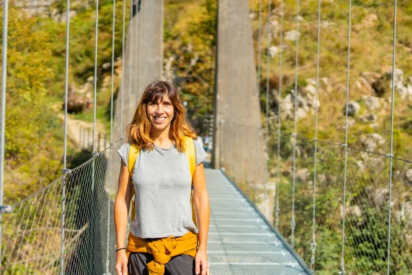 Caminhante Atravessando Ponte Suspensa Holtzarte Larrau Floresta Selva Irati Pirinéus — Fotografia de Stock