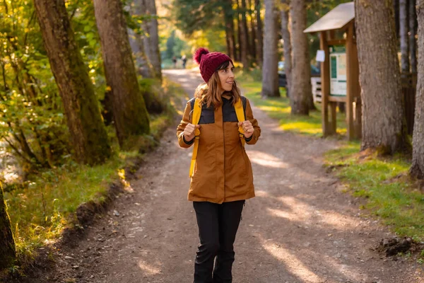 Irati Jungle Herfst Levensstijl Een Jonge Vrouw Het Bospad Bij — Stockfoto