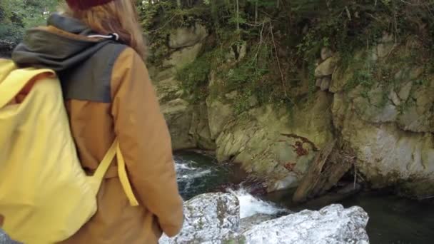 秋天的伊洛蒂森林或丛林 一个年轻的徒步旅行者在库伯斯瀑布 Ochagavia Northern Navarra Spain Video — 图库视频影像