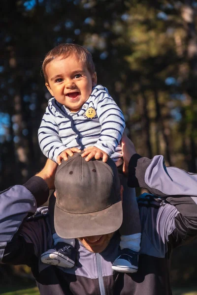 Babasıyla Birlikte Bir Sonbahar Öğleden Sonrasında Artikutza Doğal Parkında Eğlenen — Stok fotoğraf