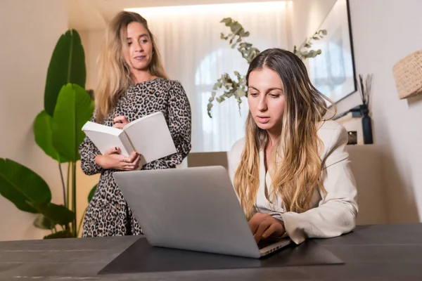 Due Giovani Ragazze Caucasiche Che Lavorano Coworking Rivedono Compiti Del — Foto Stock