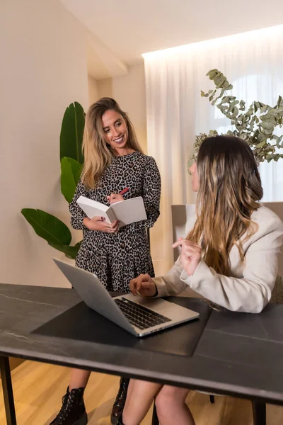 Két Fiatal Kaukázusi Lány Dolgozik Egy Coworking Ben Átnézik Napi Jogdíjmentes Stock Képek