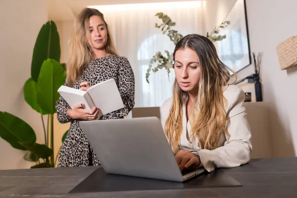 Két Fiatal Kaukázusi Lány Dolgozik Egy Coworking Ben Átnézik Napi Stock Kép