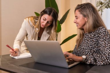 Ofiste çalışmak, gülümseyen sekreter haftanın randevularını yazmak, takım çalışması.