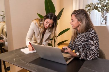 Ofiste çalışmak, sekreterin haftanın randevularını ajandaya yazması, takım çalışması.