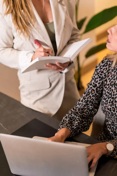 Due Impiegati Irriconoscibili Che Lavorano Ufficio Ufficio Coworking Lavoro Squadra — Foto Stock