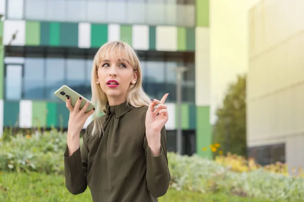 Kaukasische Blonde Unternehmermädchen Einem Gewerbepark Senden Eine Audionotiz Mit Dem — Stockfoto