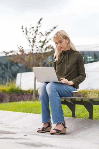 Kaukasische Blonde Unternehmerin Business Park Eine Mail Mit Laptop Senden — Stockfoto