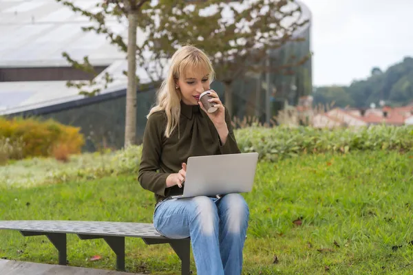 Kaukasische Blonde Unternehmerin Gewerbepark Die Eine Videokonferenz Mit Einem Kaffee — Stockfoto