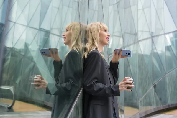 Parque Empresarial Chicas Emprendedoras Edificio Moderno Reflejado Las Ventanas Joven — Foto de Stock