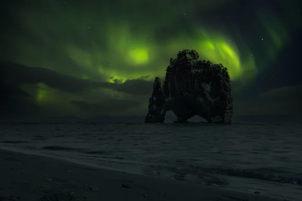 Hvitserkur Landschap Nachts Met Prachtig Noorderlicht Ijsland — Stockfoto