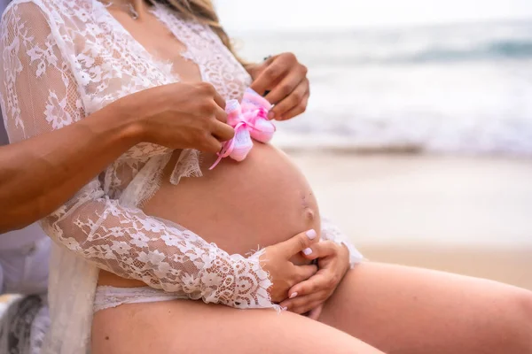 Couple Embracing Caressing Pregnant Belly Pregnant Session Beach — Stock Photo, Image