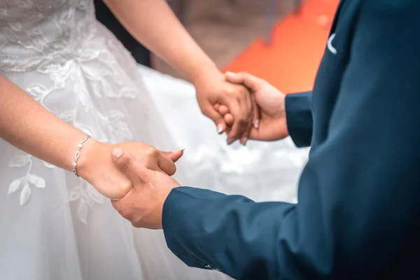Een Paar Handen Schudden Bij Huwelijksceremonie Essentiële Momenten Relatie Van — Stockfoto