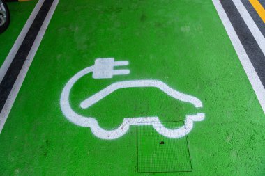 Elektrikli araba park ve şarj için yeşil renkli park yeri. Benzin olmadan çevreyi iyileştirmek için araçlar