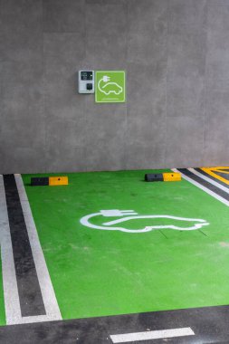 Elektrikli araba park ve şarj için yeşil renkli park yeri. Benzin olmadan çevreyi iyileştirmek için araçlar