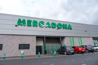 Durango, Bizkaia, İspanya: Kasım 2021: Mercadona süpermarketinin dış cephesi