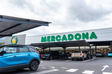 Durango, Bizkaia, İspanya: Kasım 2021: Mercadona süpermarketi ve onun güzel park yeri