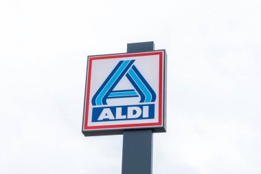 Durango, Bizkaia, İspanya: Kasım 2021: Aldi Süpermarket, büyük logolu dış panel