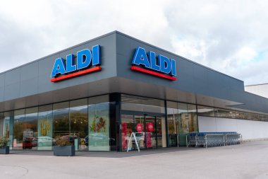 Durango, Bizkaia, İspanya: Kasım 2021: Aldi Süpermarket, logolu gri dış cephe
