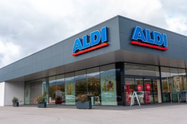 Durango, Bizkaia, İspanya: Kasım 2021: Aldi Süpermarket, logolu gri dış cephe