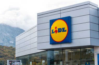Durango, Bizkaia, İspanya: Kasım 2021: Lidl Süpermarket, büyük logolu dış cephe
