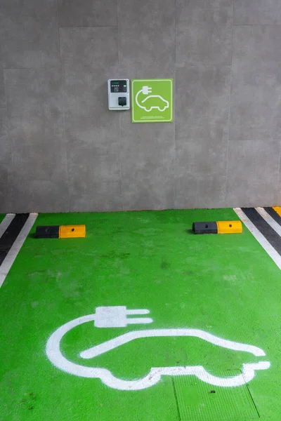 Estacionamento Cor Verde Carro Elétrico Para Estacionar Carregar Veículo — Fotografia de Stock