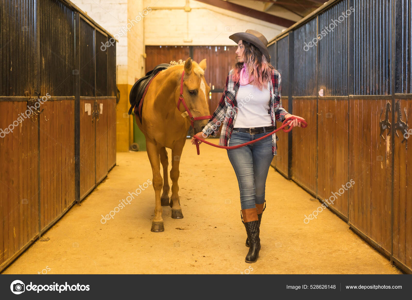 sorrindo e se divertindo. jovem em roupas jeans está com cavalo