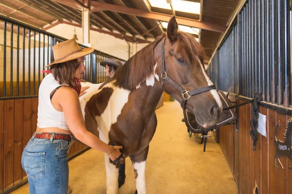 Two Female Cowboy Working Cleaning Horse Stable Hats Southern United — Stock Photo, Image