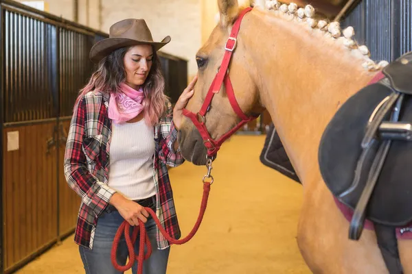 Cowgirl Vrouw Aaien Een Paard Een Stal Het Dragen Van — Stockfoto