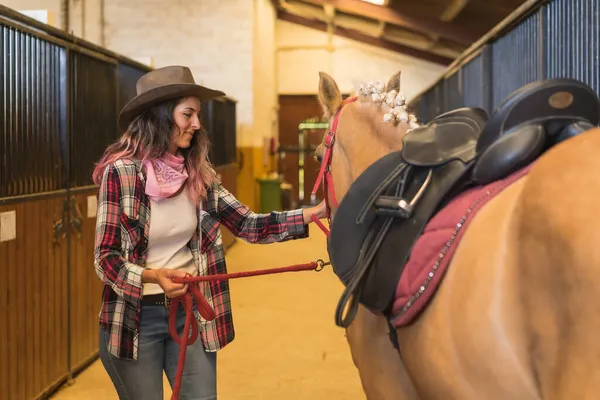 Cowgirl Frau Streichelt Ein Pferd Stall Trägt Südliche Hüte Rosa — Stockfoto