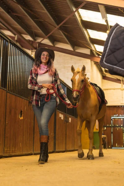 Kaukasische Cowgirl Vrouw Poseren Glimlachen Met Een Paard Een Stabiele — Stockfoto