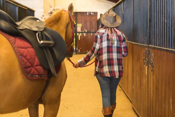 Unerkennbare Cowgirl Frau Spaziert Mit Pferd Stall Südliche Hüte Rosa — Stockfoto