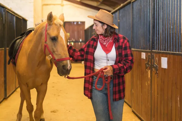 Kaukasische Cowgirl Frau Spaziert Mit Pferd Stall Amerikanischem Cowboyhut Rot — Stockfoto