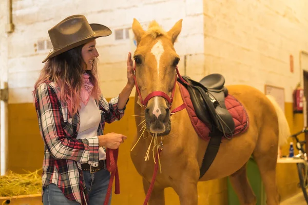 Kaukasische Rothaarige Cowgirl Frau Spaziert Mit Pferd Stall Amerikanische Cowboyhüte — Stockfoto