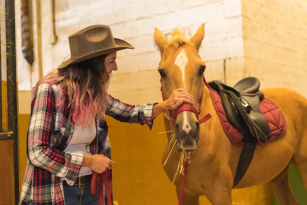 Kaukasische Rothaarige Cowgirl Frau Spaziert Mit Pferd Stall Amerikanische Cowboyhüte — Stockfoto