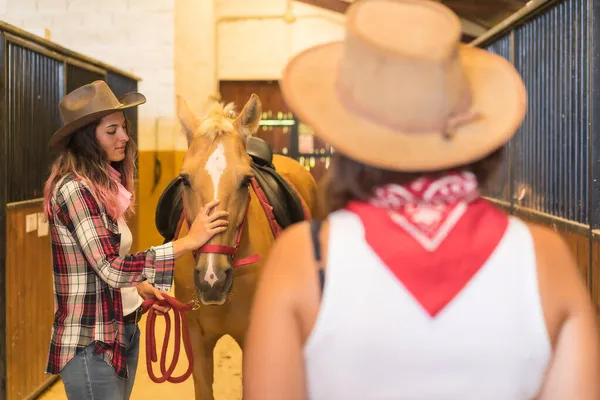 Twee Cowgirl Vrouwen Strelen Een Paard Met Zuid Amerikaanse Outfits — Stockfoto