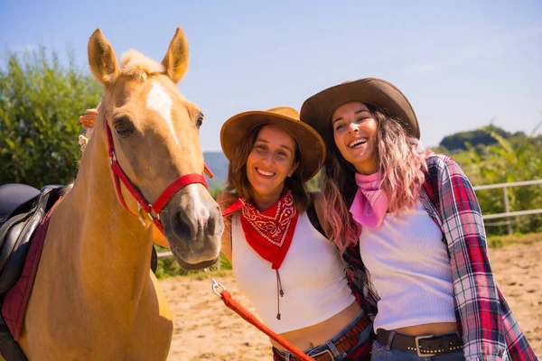 Poseren Van Twee Cowgirl Vrouwen Naast Een Paard Een Paard — Stockfoto