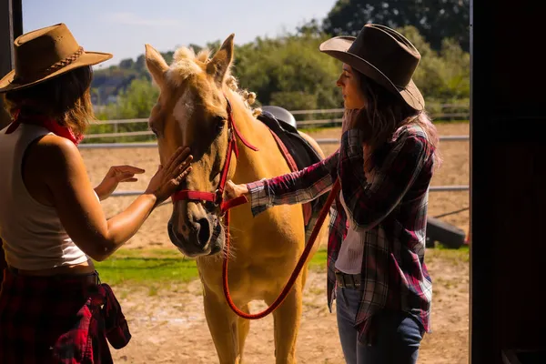 Zwei Cowgirls Betreten Den Stall Mit Einem Pferd Auf Einem — Stockfoto