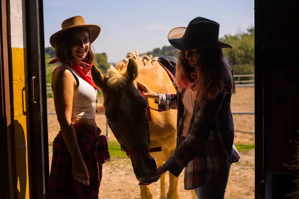 Silhouet Van Twee Cowgirl Vrouwen Die Stal Binnenkomen Met Een — Stockfoto