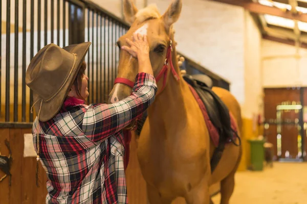 馬の安定した茶色の馬を撫で大人の女性の肖像画 南アメリカの服を着て — ストック写真