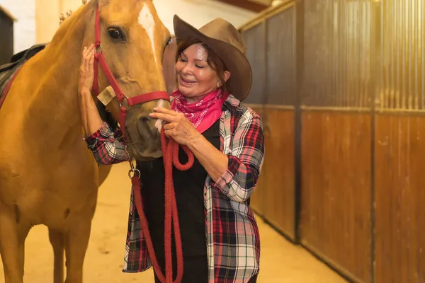 Kaukasische Erwachsene Frau Pferdestall Streichelt Braunes Pferd Südamerikanischem Outfit Arbeitet — Stockfoto