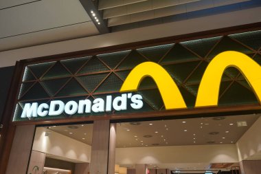 San Sebastian, Gipuzkoa, Bask Ülkesi: Kasım 2021: Alışveriş merkezindeki yeni McDonalds mağazasının dışında logo
