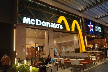 San Sebastian, Gipuzkoa, Bask Ülkesi: Kasım 2021: Alışveriş merkezindeki yeni McDonalds mağazasının dışı