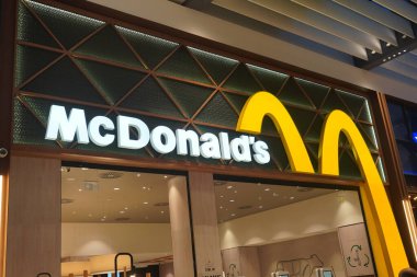 San Sebastian, Gipuzkoa, Bask Ülkesi: Kasım 2021: Alışveriş merkezindeki yeni McDonalds mağazasının dışında logo