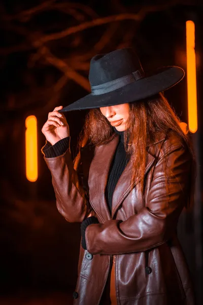 Gece Yarısı Bir Paketin Üzerinde Portre Giymiş Şapkalı Bir Kız — Stok fotoğraf
