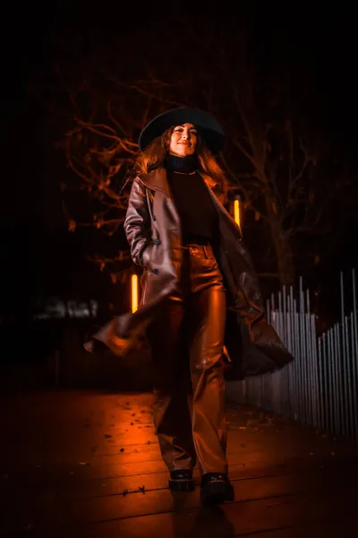 Chica Con Sombrero Retrato Por Noche Impermeable Una Parcela Caucásico —  Fotos de Stock