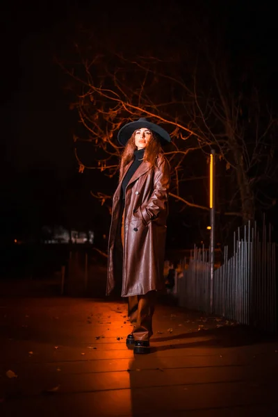 Chica Con Sombrero Retrato Por Noche Impermeable Una Parcela Caucásico — Foto de Stock
