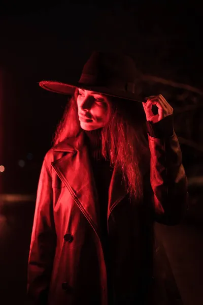 Chica Con Sombrero Retrato Por Noche Impermeable Una Parcela Iluminado — Foto de Stock